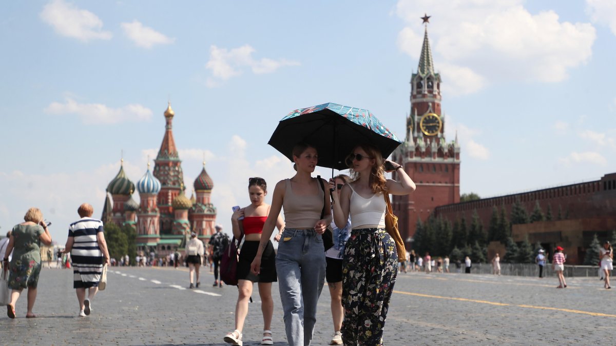 La gente camina por la Plaza Roja frente al Kremlin en Moscú, Rusia, el 2 de julio de 2024.