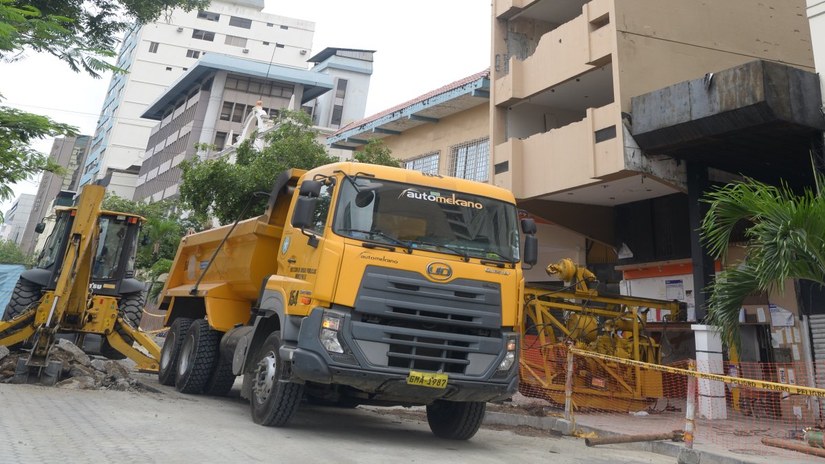 Los trabajos de apuntalamiento iniciaron el fin de semana en el edificio Fantasía, en el centro de la ciudad.