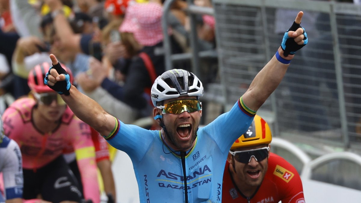 El ciclista británico Mark Cavendish (Astana Qazaqstan Team) entra vencedor en la quinta etapa del Tour de Francia