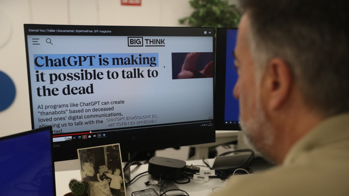 Cuando fallece un ser querido podemos recordarle con sus fotos, vídeos o mensajes e incluso 'hablar' con él en nuestra mente, pero ¿y si fuera capaz de contestarnos?.