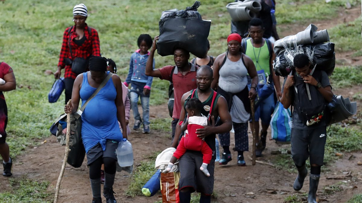 Migrantes haitianos en su camino hacia Panamá por el Tapón del Darién en Acandi (Colombia).