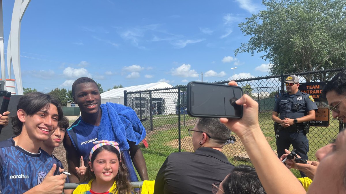 El tras cámara de la mayoría de prácticas y partidos de la Tri en Estados Unidos es este: decenas de niños y jóvenes pugnando por una foto o alentando al equipo.