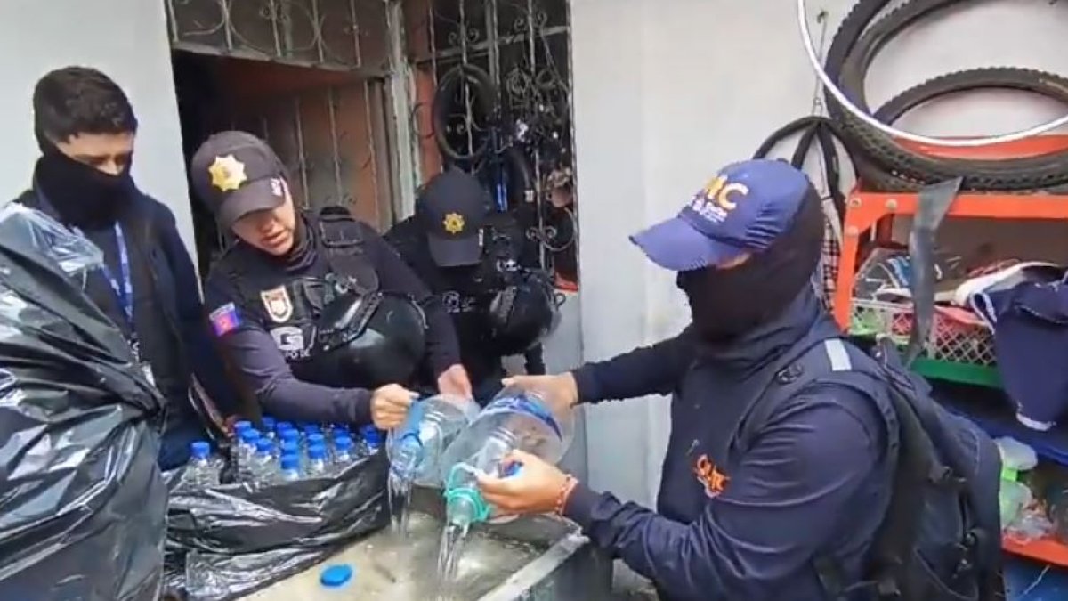 Operativo. Tres galones y 19 botellas fueron decomisadas