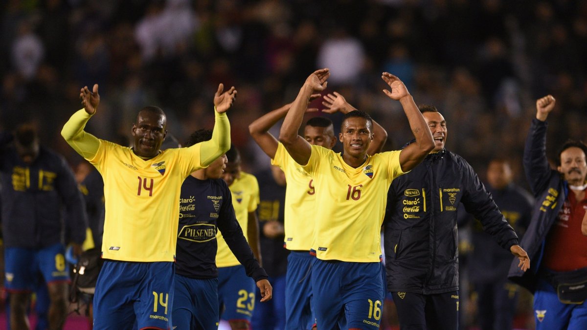 Jugadores ecuatorianos celebran su victoria el jueves 8 de octubre de 2015, durante un partido amte Argentina por las eliminatorias al mundial de fútbol Rusia 2018.