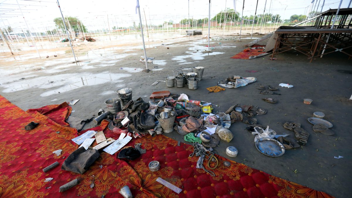 Uttar Pradesh. Pertenencias de las víctimas de la estampida del martes 2 de julio de 2024.