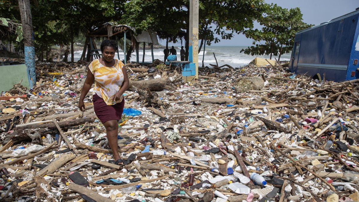 Santo Domingo. Una playa cubierta de basura tras el paso del huracán Beryl.