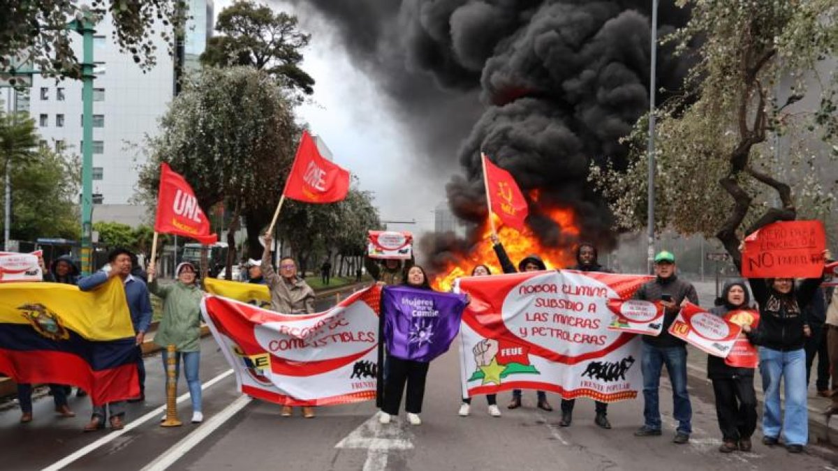 La UNE realiza movilizaciones en contra del alza del precio de los combustibles.
