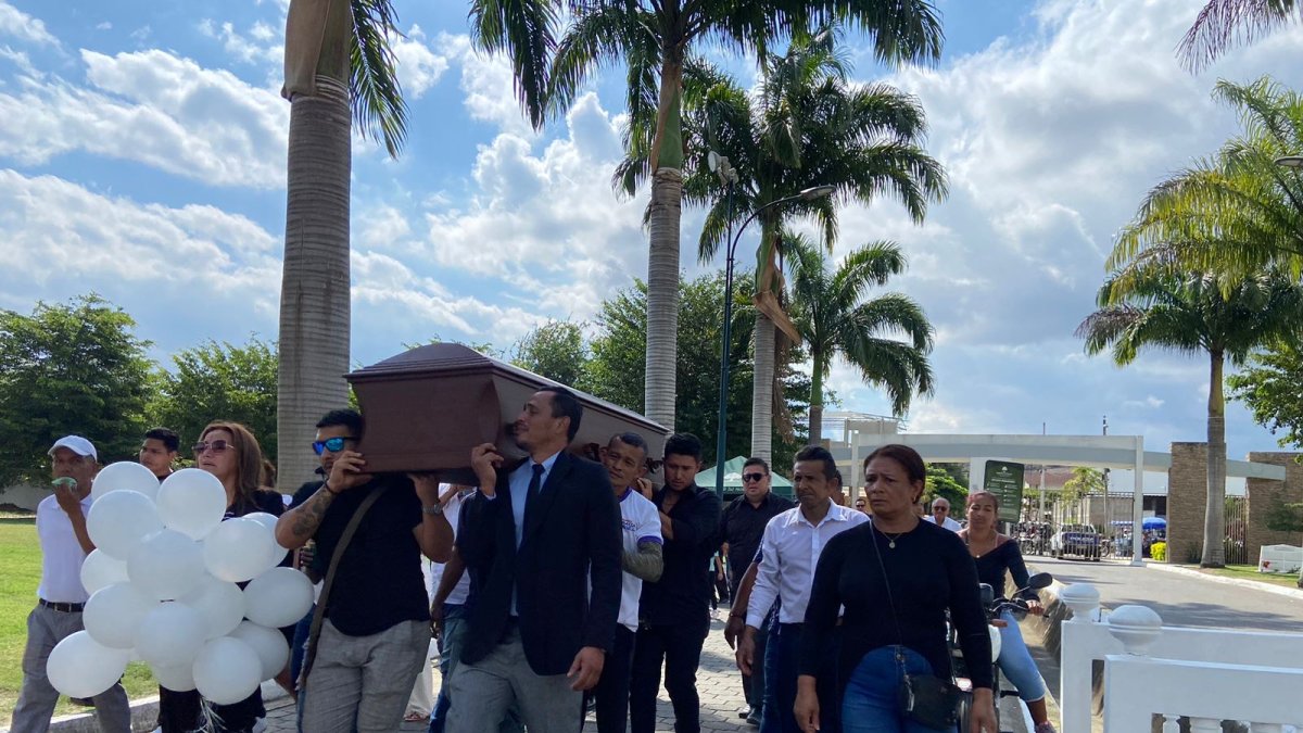 Velorio. Los restos de José Miguel Mendoza fueron velados este 3 de julio en el camposanto Jardines de Manabí hasta las 16:00.