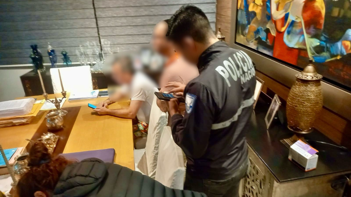 Agentes de la Policía y la Fiscalía llevaron a cabo un registro domiciliario en una residencia ubicada en Samborondón.