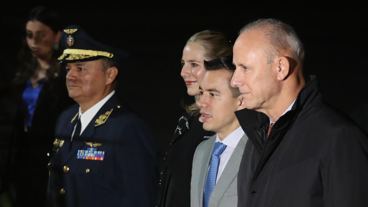 El presidente de Ecuador, Daniel Noboa (2-d), y su esposa, Lavinia Valbonesi (2-i), caminan junto al ministro de Relaciones Exteriores del Perú, Javier González-Olaechea (d).