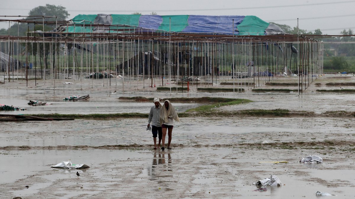 La gente camina en el lugar después de una estampida en Hathras, Uttar Pradesh, India, el 3 de julio de 2024.