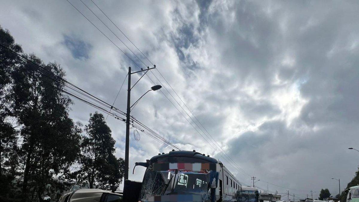 El bus quedó detenido en medio de los autos, tras el choque múltiple en la autopista Rumiñahui, en sentido valle- Quito.
