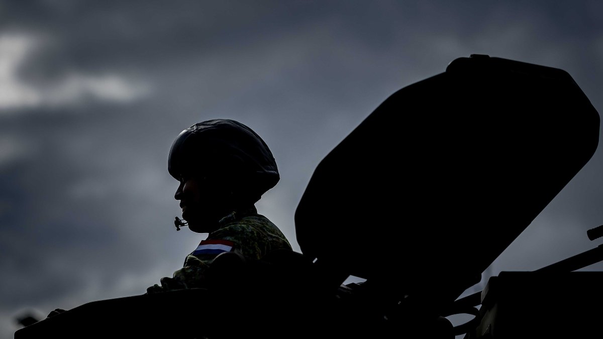 Un soldado conduce un vehículo en los preparativos finales del ejército holandés para su contribución al ejercicio de la OTAN 'Steadfast Defender 2024', en Oirschot, Países Bajos, 19 de marzo de 2024.