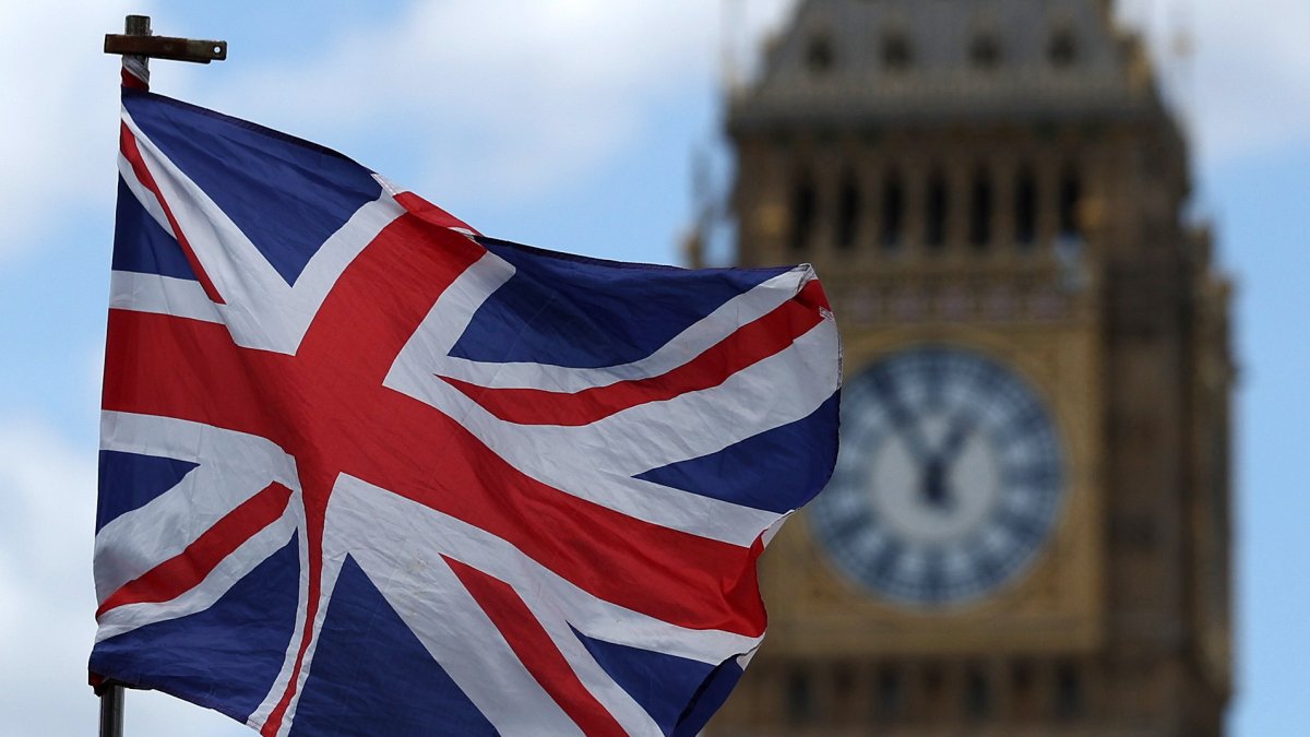La bandera de la Unión Británica ondea frente al edificio del Parlamento el día de las elecciones generales, en Londres, Gran Bretaña, el 4 de julio de 2024.