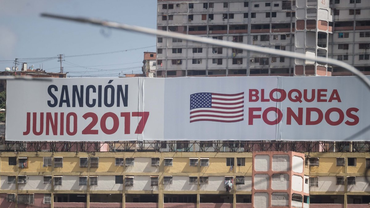 Foto de un cartel contra las sanciones impuestas por Estados Unidos, el 28 de junio del 2024 en Caracas (Venezuela).
