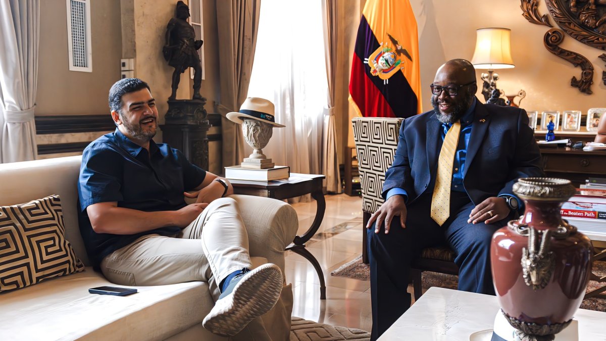 El alcalde de Guayaquil, Aquiles Álvarez, junto al embajador de Estados Unidos en Ecuador, Arthur Brown.