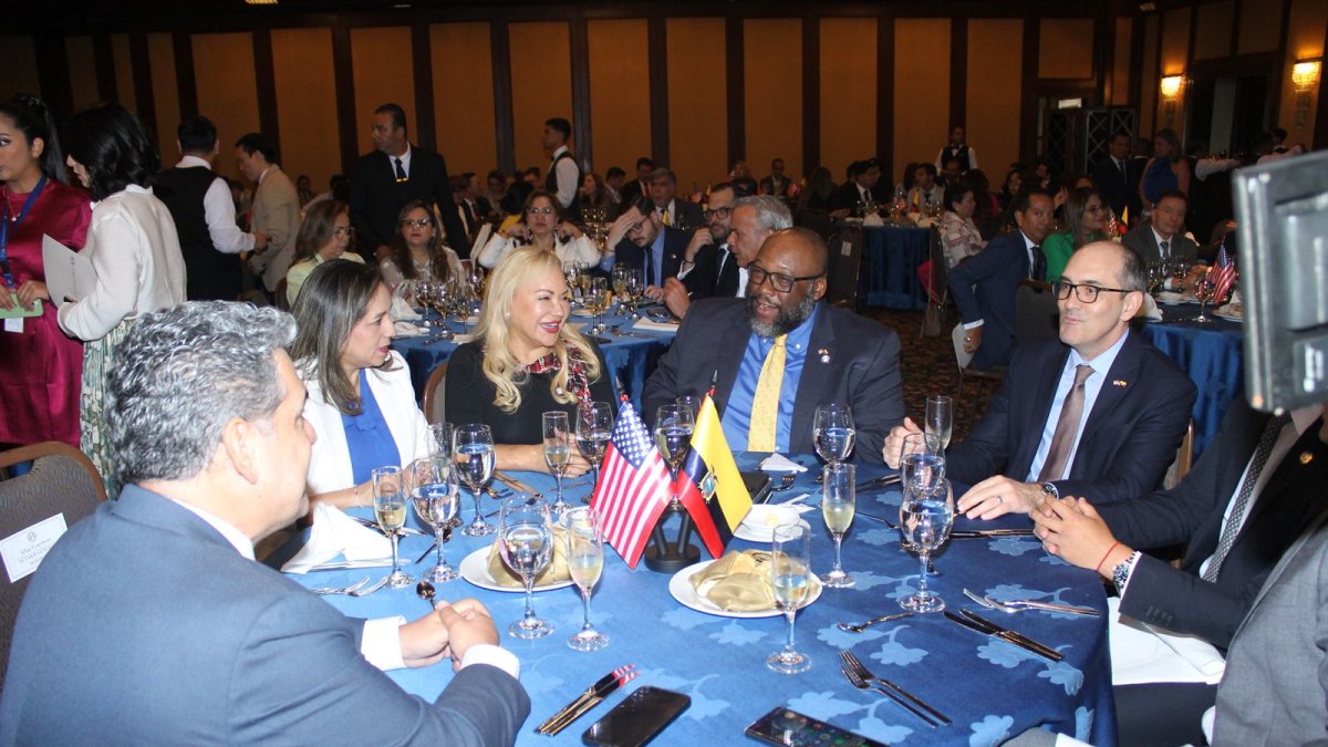 El diplomático estadounidense junto a representantes de AMCHAM.
