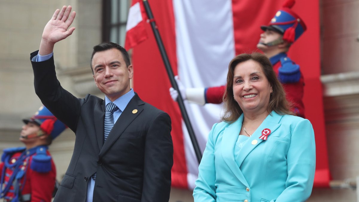 El presidente de Ecuador, Daniel Noboa, saluda junto a su par peruana, Dina Boluarte, a su llegada al Palacio Nacional este jueves 4 de julio.