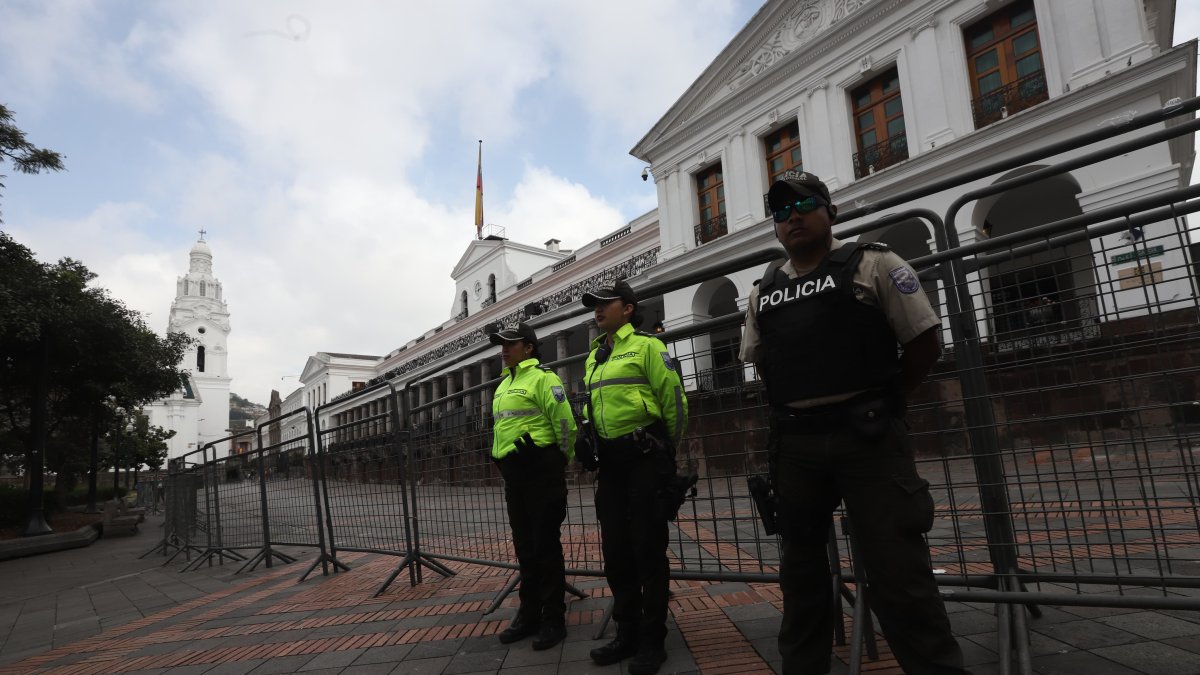 Existe presencia de militares y policías en los alrededores del Palacio de Carondelet.