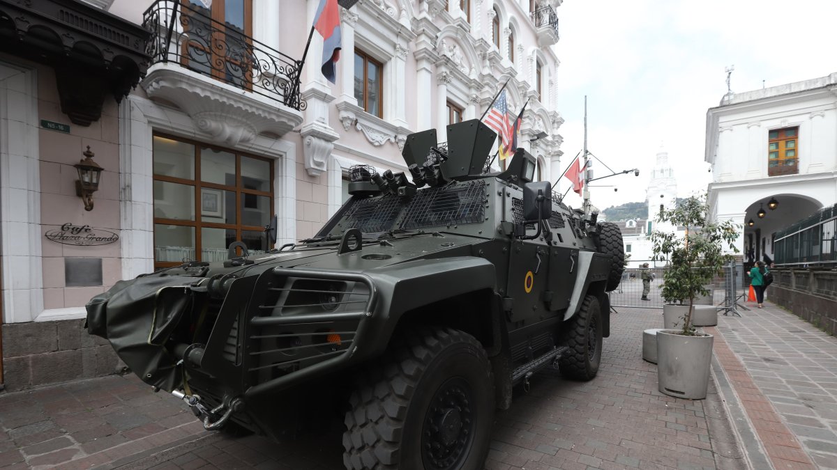 El vehículo de las Fuerzas Armadas yacía estacionado sobre la calle García Moreno, a metros de Carondelet.