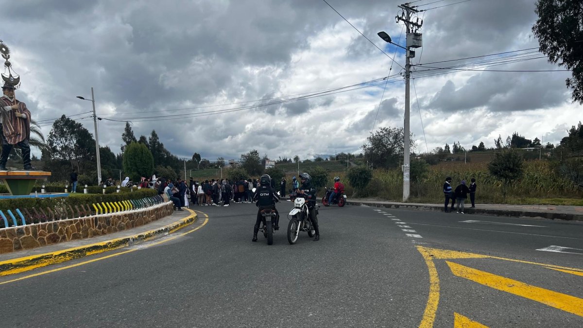 Los estudiantes recorrieron aproximadamente 10 kilómetros hasta llegar al sitio donde protestaron vehementemente contra el gobierno.