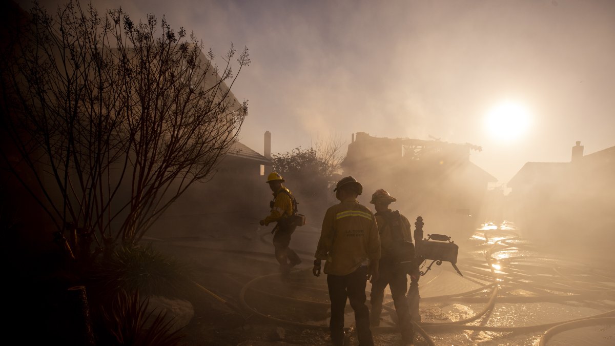Los Ángeles. Bomberos en la extinción de un incendio por el calor.