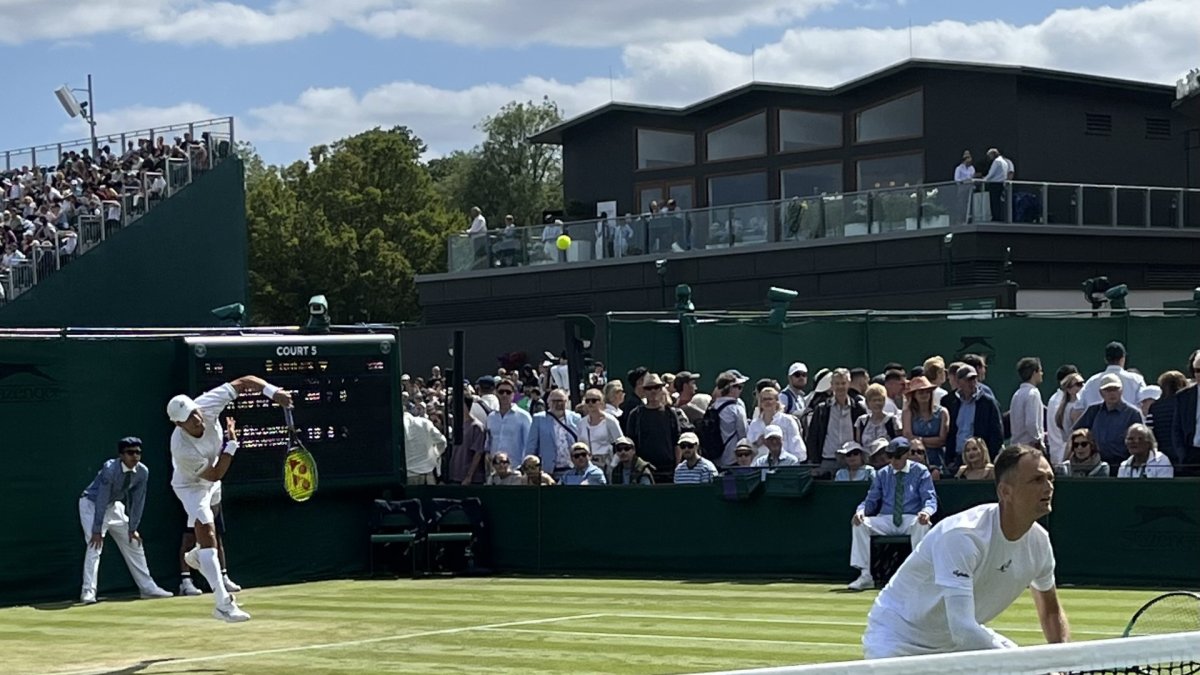 El tenista manabita durante un saque del cotejo de dobles ante un buen marco de público.