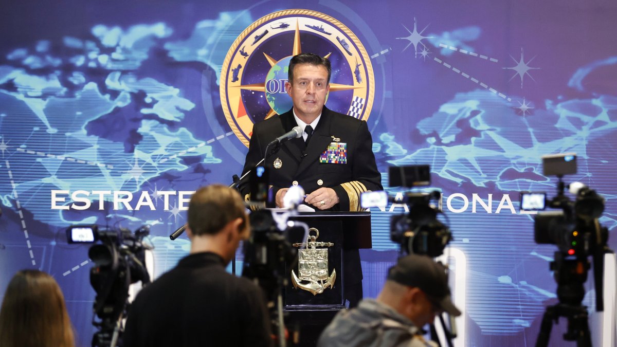 El comandante de la Armada de Colombia, almirante Francisco Hernando Cubides Granados, habla durante una rueda de prensa este miércoles, en Bogotá (Colombia).