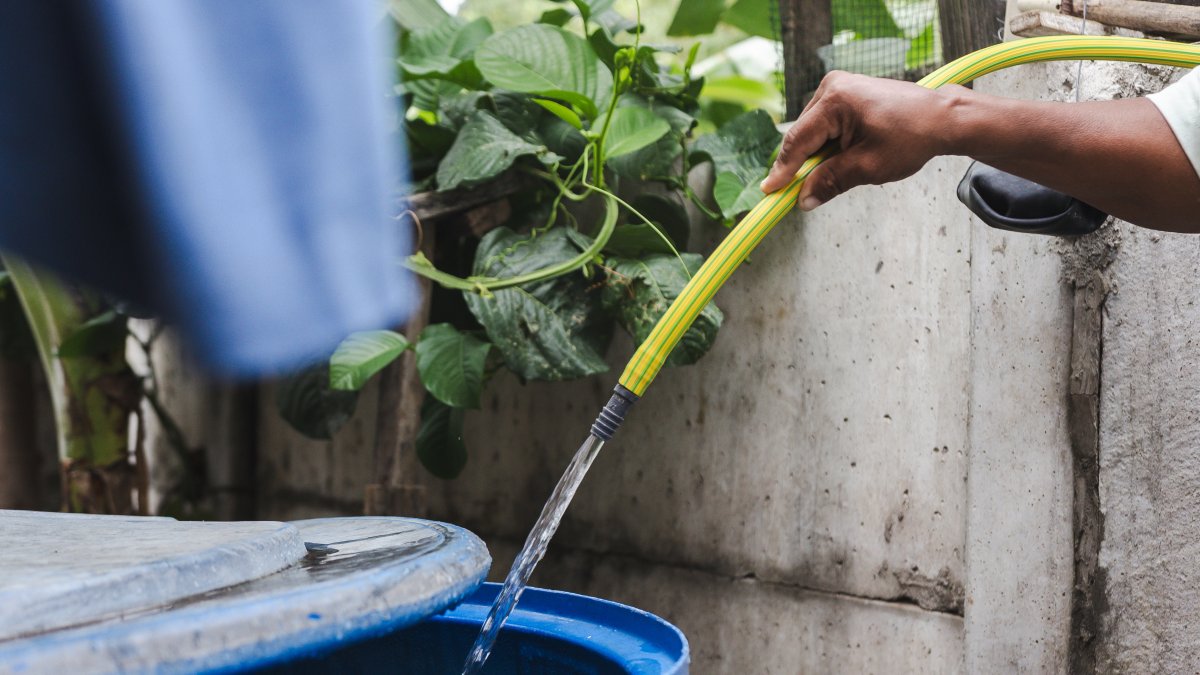 El agua tiende a salir turbia, lo que ha afectado a la calidad de vida de esta comunidad.