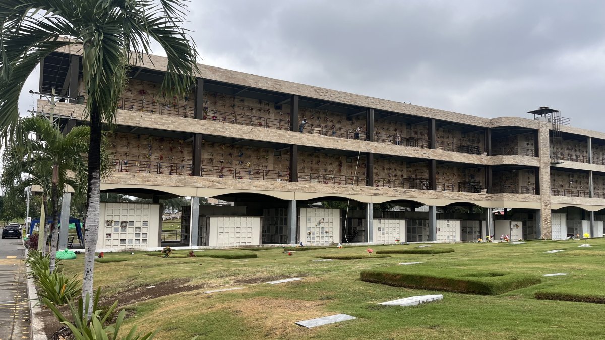 Sepultura. 32 cuerpos yacen en 9 nichos de Jardines de Esperanza.