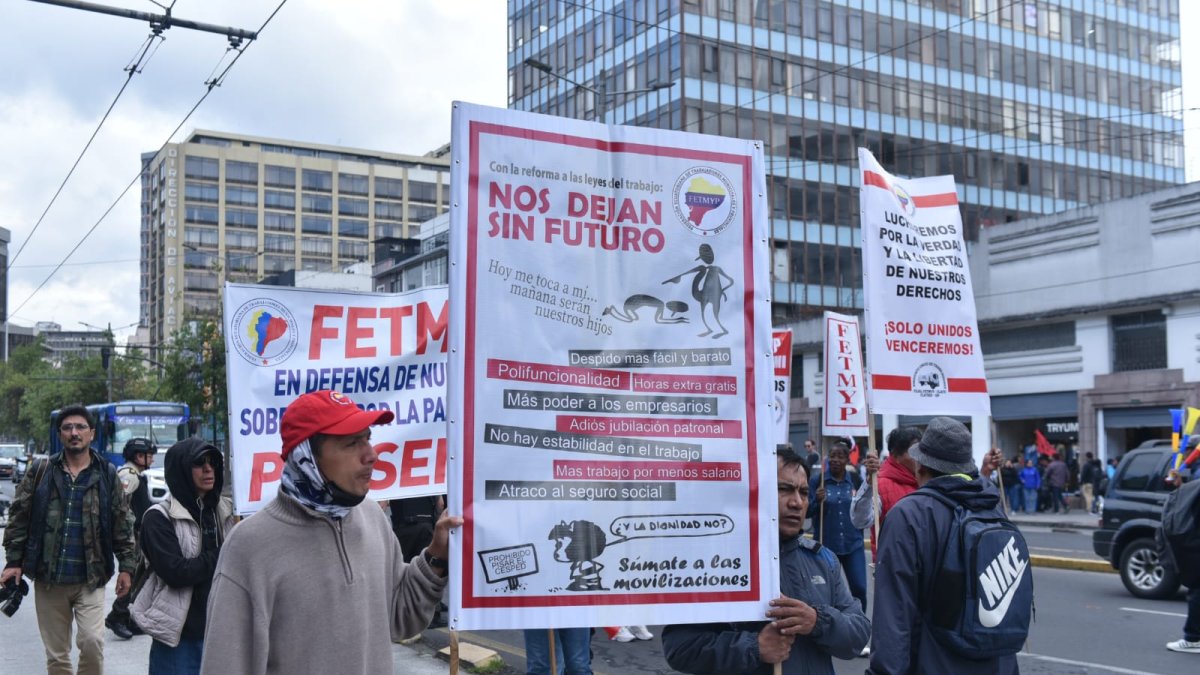 Ambiente de la Marcha que empezará en los exteriores de la caja del Seguro.