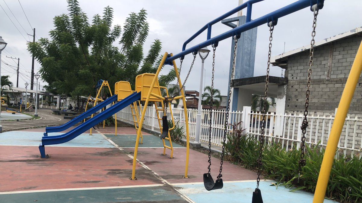 El deterioro es evidente en el área de los juegos infantiles.