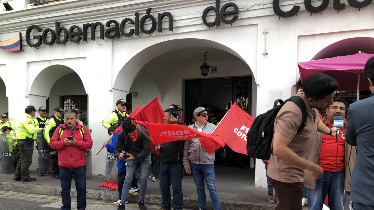 Se desarrolla plantón frente a la gobernación de Cotopaxi