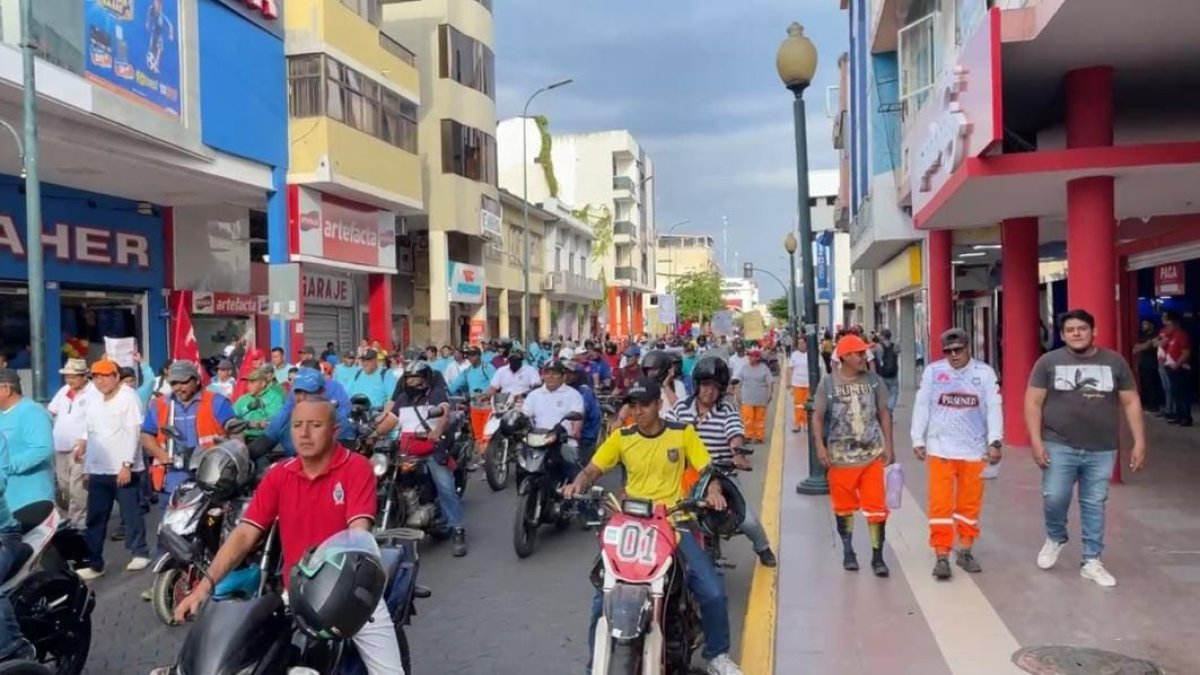 Manifestantes avanzan por la Avenida 25 de Junio en Machala.