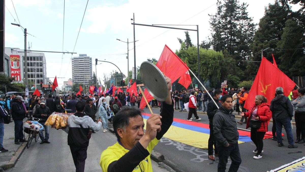 Manifestantes en Quito se dirigen al centro de la ciudad en una manifestación del 4 de julio.