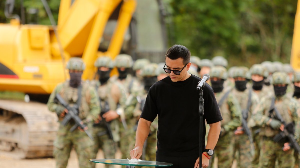 El presidente Daniel Noboa, el pasado 21 de junio, en el sector donde se construirá una nueva cárcel.