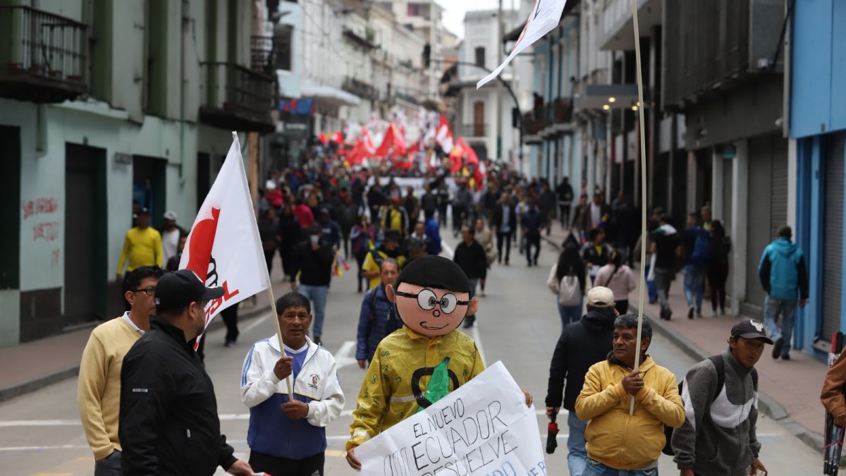 Manifestantes en Quito se dirigen al centro de la ciudad. Llevan banderas, pancartas y hasta disfraces.