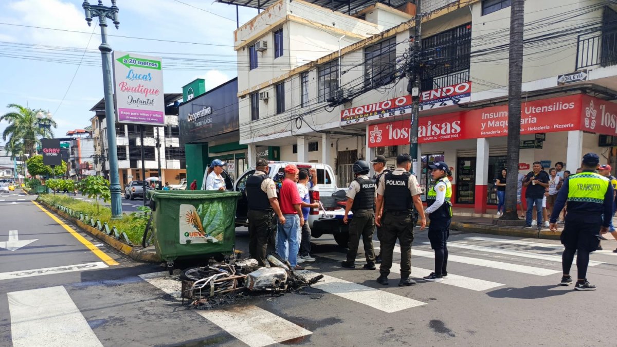 Efecto. Ayer, tras un intento de robo en el centro de Quevedo la población le quemó la moto al antisocial.