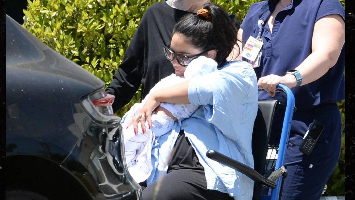 Vanessa Hudgens saliendo del hospital