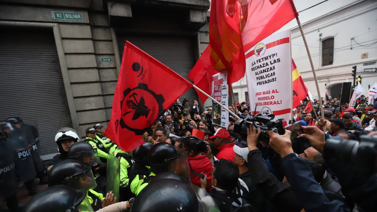 Los manifestantes del paro nacional forcejearon con los policías, cuando intentaban ingresar a la calle Bolívar, desde la Plaza de Santo Domingo, en Quito.
