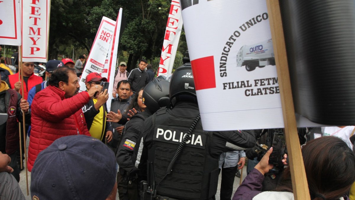 Marcha. José Villavicencio, presidente del FUT, en un roce con la policía que vigiló el desarrollo de la marcha.
