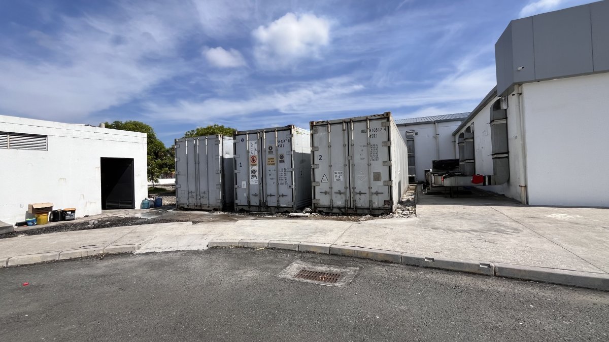 Morgue. En los tubos del lado derecho se observan ropas tiradas. Moradores denunciaron a EXPRESO que los hedores los respiran desde el 2000.