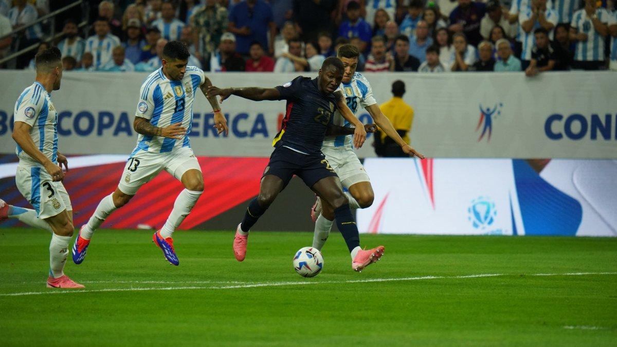 Moisés Caicedo fue uno de los jugadores estrellas de la Tri en el partido contra Argentina