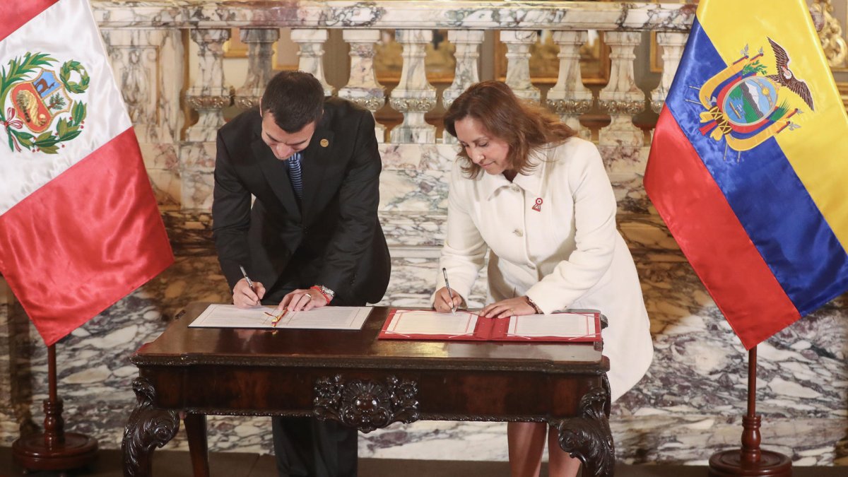 El presidente de Ecuador, Daniel Noboa, y su homóloga peruana, Dina Boluarte, firman acuerdos este jueves, en el Palacio Nacional en Lima.