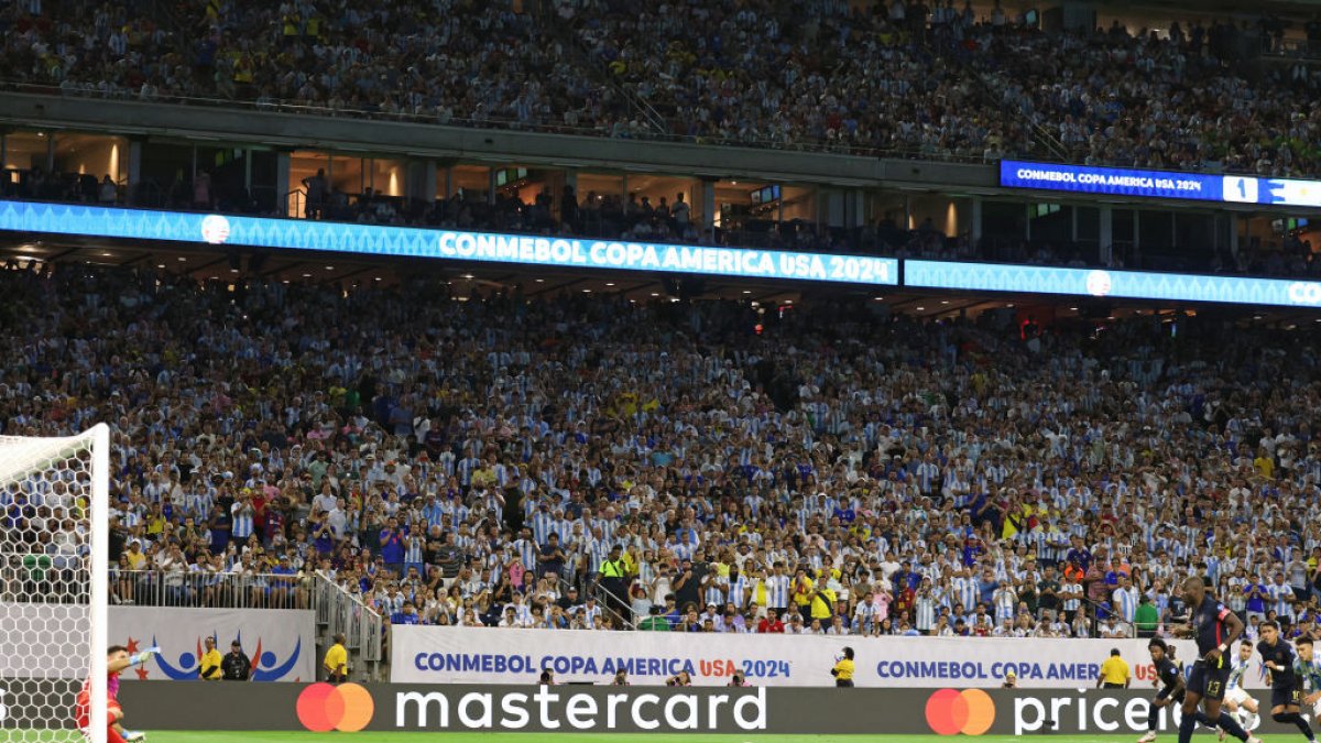 Enner Valencia cobrando el penal ante Argentina.