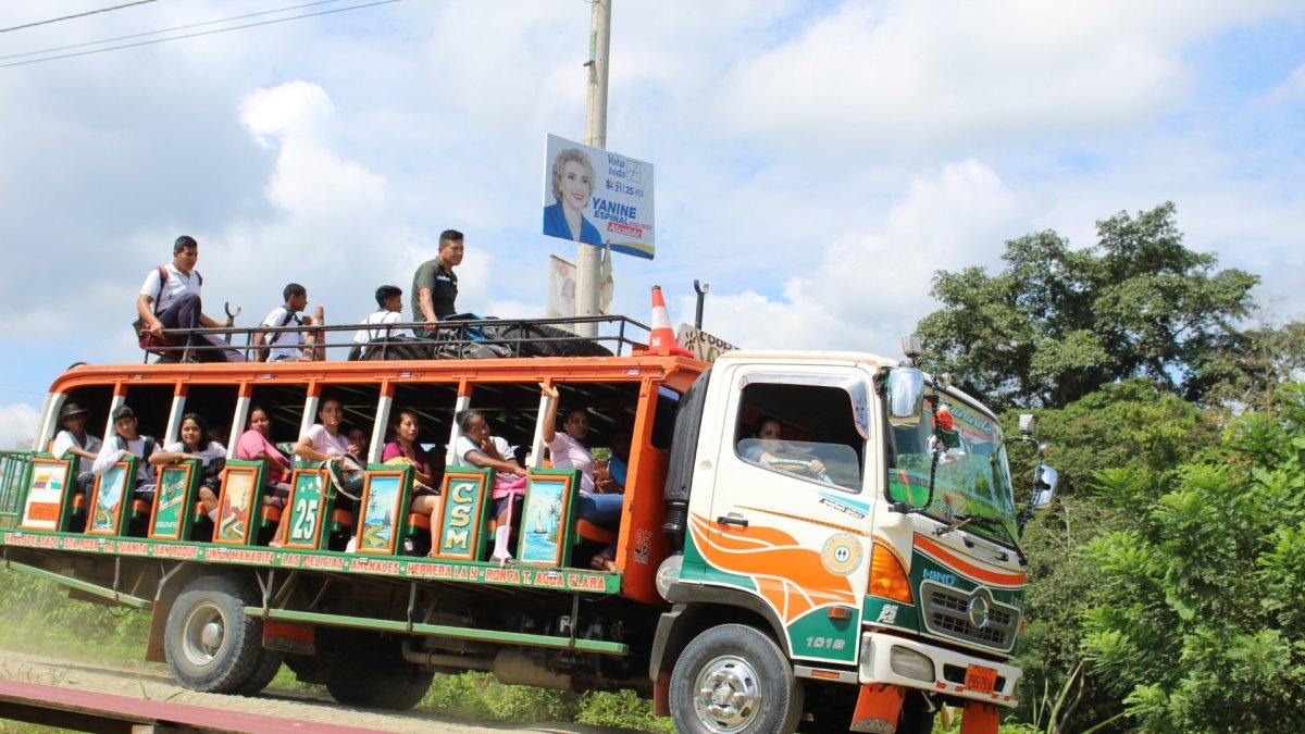 Las rancheras o también denominadas chivas, vehículos de pasajeros artesanalmente adaptados a partir de camiones.