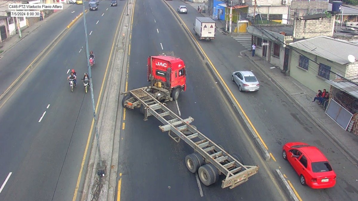 Un cabezal presenta fallas sobre el viaducto Flavio Alfaro, la mañana de este viernes 5 de julio.