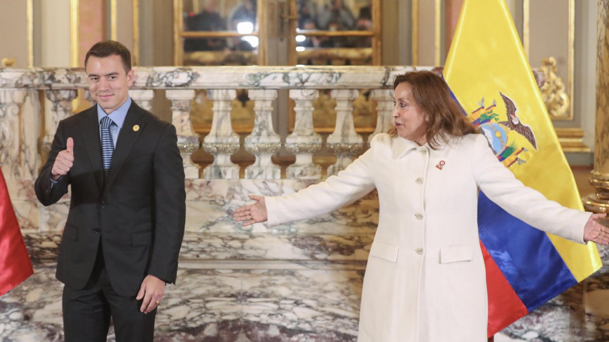 El presidente de Ecuador, Daniel Noboa, y su homóloga peruana, Dina Boluarte, saludan durante la firman acuerdos este jueves, en el Palacio Nacional en Lima.