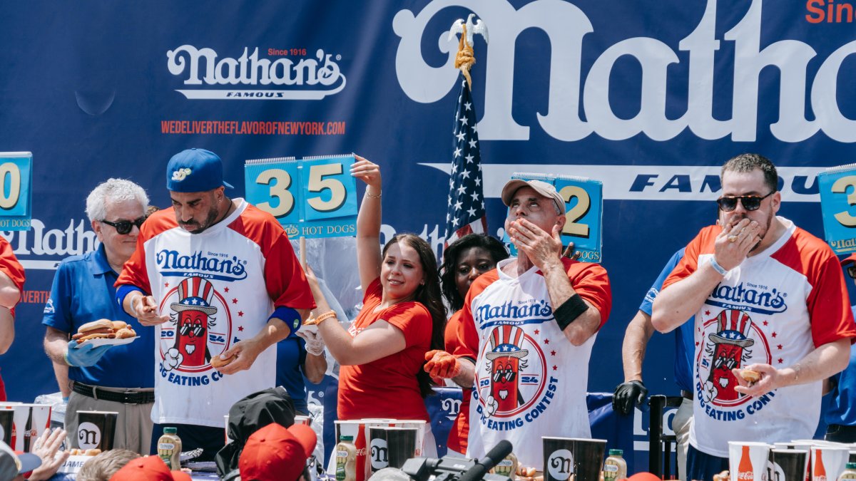 Concurso internacional de comer perritos calientes del 4 de julio de Nathan en Coney Island, en el distrito de Brooklyn de Nueva York, Nueva York, el 4 de julio de 2024.