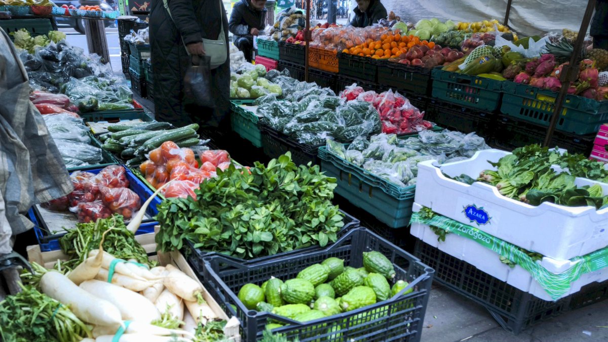 Frutas y verduras en un mercado, en una fotografía de archivo. EFE/ Guillermo Garrido